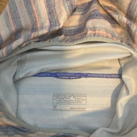 W's Patagonia Striped Sun Shirt Hoodie - Picture 3 of 6